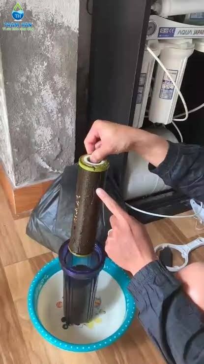 Kỹ thuật viên kiểm tra, bảo dưỡng máy lọc tại nhà khách hàng